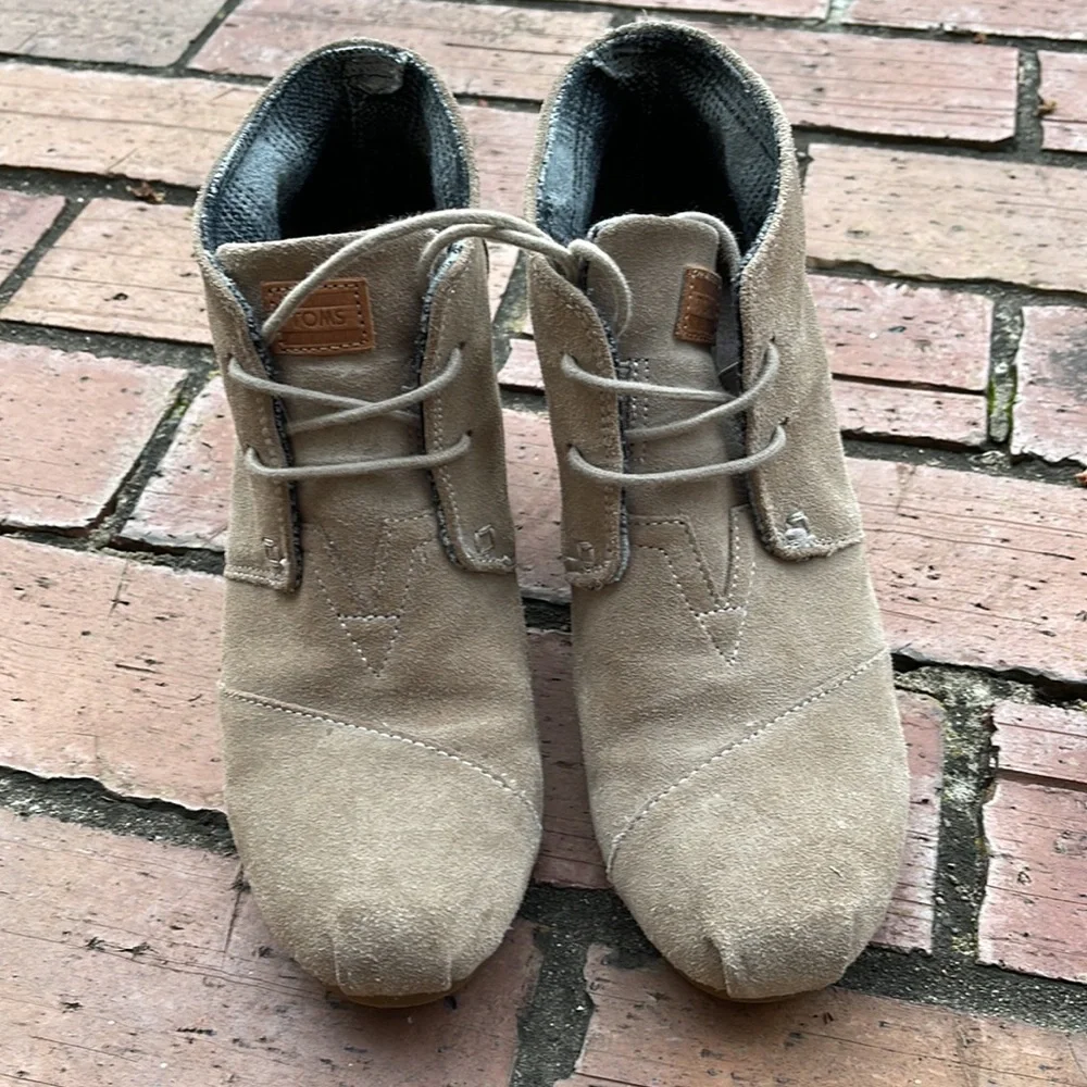 TOM’s Booties - Picture 2 of 6